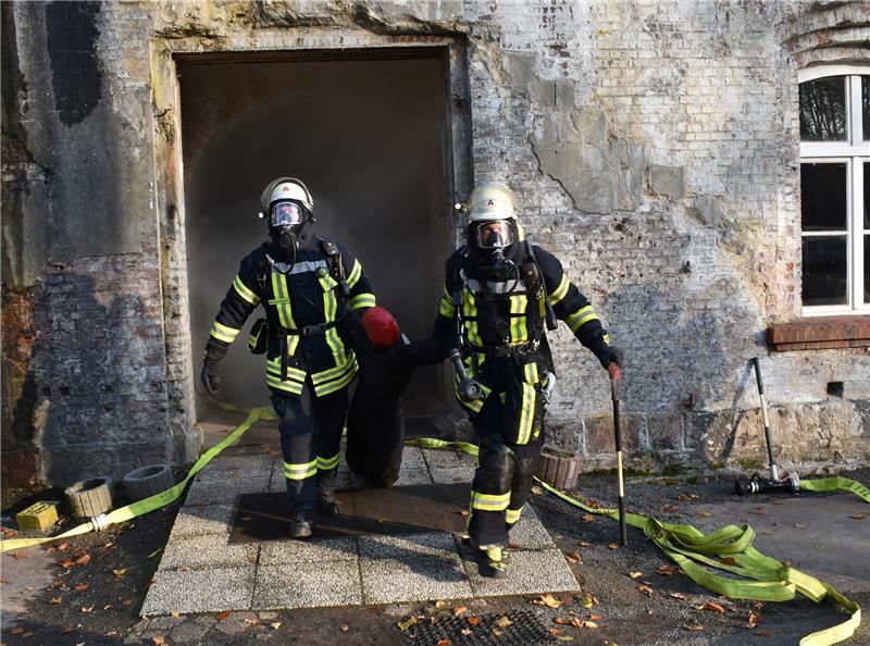 Die historischen Gemäuer der Festung Grauerort dienen als Kulisse für die Großübung der beiden Kreisfeuerwehrbereitschaften. In den verqualmten Gebäuden suchen Atemschutzgeräteträger nach Vermissten und bringen sie ins Freie. Fotos Vasel/Be