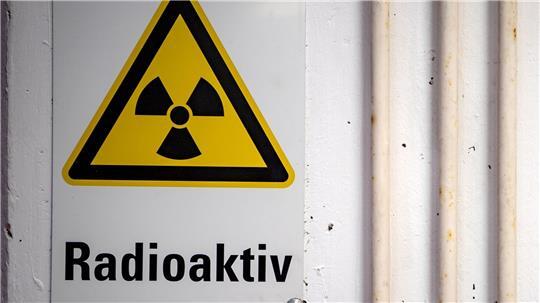Die hoch radioaktiven Castor-Behältern im Zwischenlager Gorleben geben nach Angaben der Gesellschaft für Zwischenlagerung nur minimale Strahlung ab.