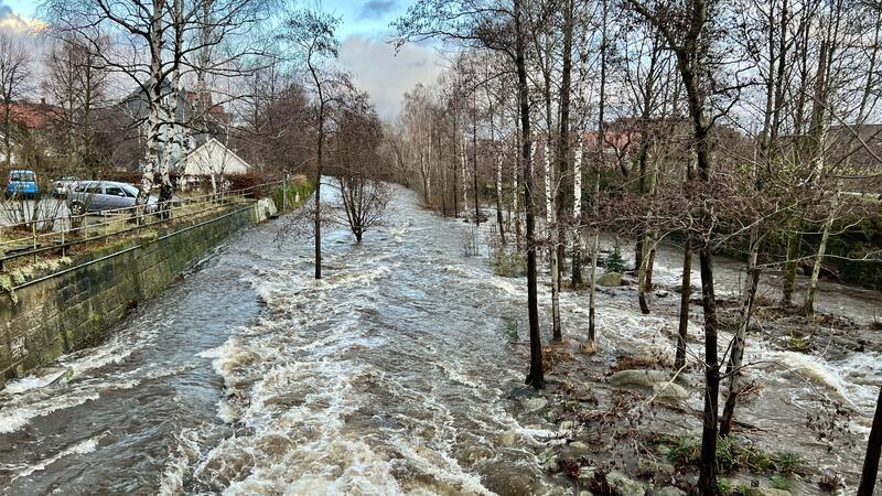 Die hochwasserführende Oker überflutet in Oker teilweise die Promenade. Für die Flussgebiete der Oker und der Innerste warnte der Niedersächsische Landesbetrieb für Wasserwirtschaft, Küsten- und Naturschutz (NLWKN) vor einer weiteren Verschärfung der Hochwasserlage.