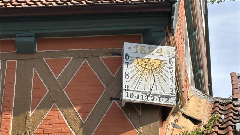 Die hölzerne Sonnenuhr am Giebel des alten Pfarrhauses wurde im vergangenen Jahr 200 Jahre alt.