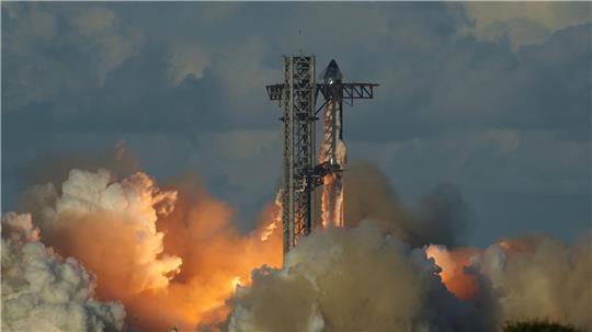 Die hohen Kosten für die Entwicklung der Riesen-Rakete Starship tragen zu den Verlusten von SpaceX bei. (Archivbild)
