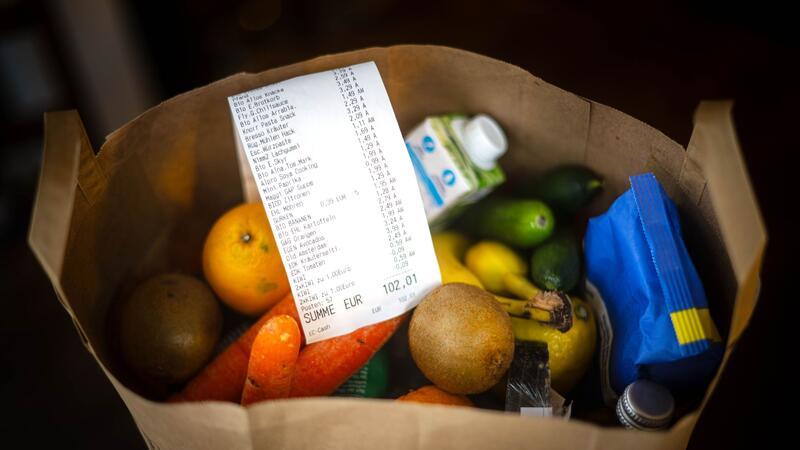 Die hohen Lebensmittelpreise belasten Verbraucherinnen und Verbraucher.