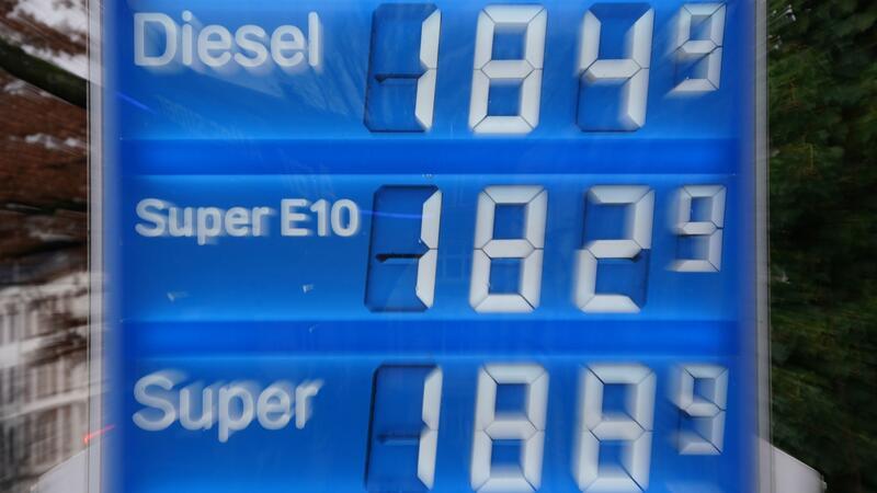 Inflation weiterhin auf hohem Niveau - Anstieg im Dezember Die hohen Preise haben sich auch an der Tankstelle bemerkbar gemacht (Symbolbild).