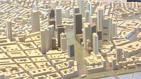 Die im Modell weißen Hochhäuser stehen bereits, die dunkelgrauen wären nach dem neuen Hochhausentwicklungsplan möglich, die hellgrauen waren schon im Plan von 2008 vorgesehen.