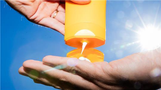 Die im Test besten Sonnencremes kosten unter vier Euro – und wurden mit „sehr gut“ bewertet.