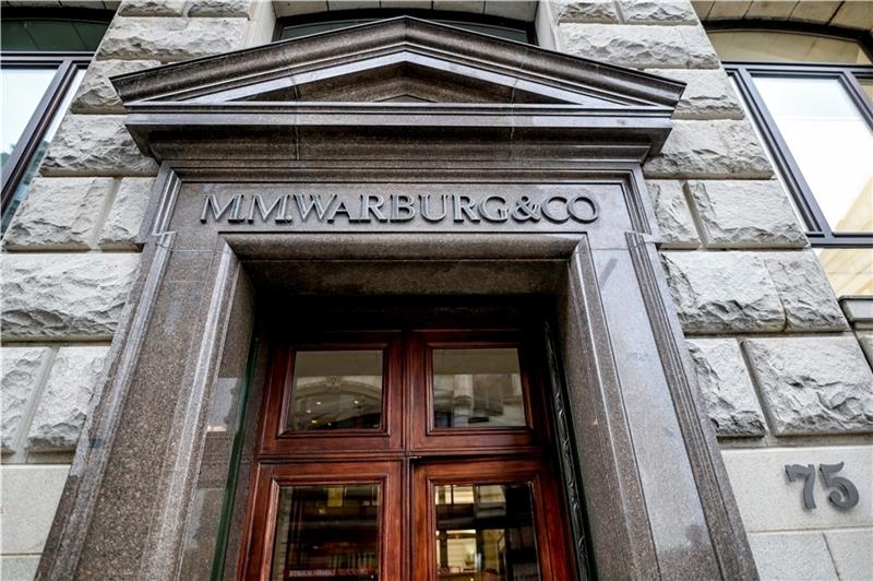Steuerzahler-Präsident: "Cum-Ex"-Gechäfte untergraben Steuermoral Die in den Cum-Ex-Skandal verwickelte Warburg-Bank. Foto: Heimken/dpa