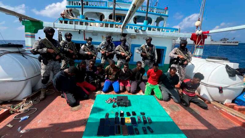 Indien befreit von somalischen Piraten gekapertes Schiff Die indische Marine hat offenbar die Besatzung eines Frachtschiffs aus der Hand von somalischen Piraten befreit.
