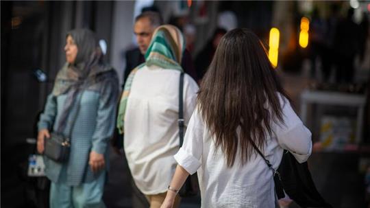 Die iranische Polizei will bei der Einhaltung der islamischen Kleiderordnung der Frauen weiterhin konsequent ihrer Null-Toleranz Linie fortsetzen. (Archivbild)