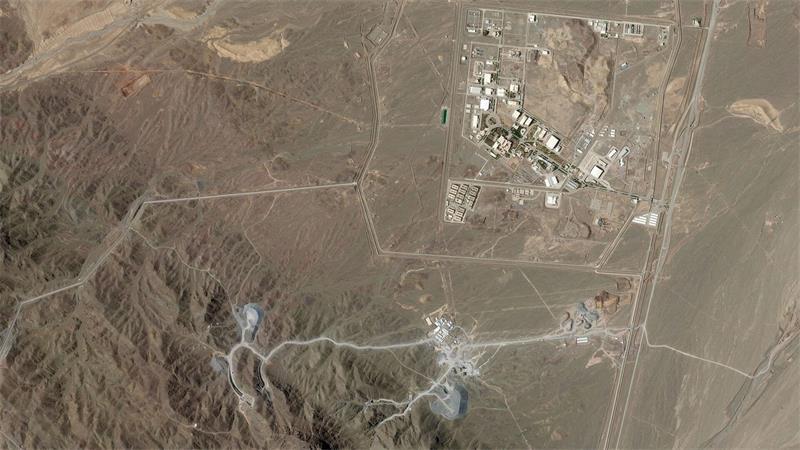 Flugabwehrfeuer in Teheran - Angriffe auf US-Stützpunkte Die iranische Urananreicherungsanlage in Natans (r) und die im Bau befindliche Anlage, die als „Pickaxe Mountain“ bekannt ist, südlich davon.