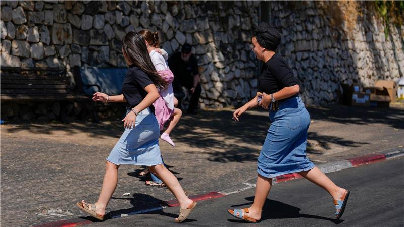 Die israelische Armee hat den Abschuss iranischer Raketen Richtung Israel gemeldet und die Menschen aufgerufen, Schutzräume aufzusuchen