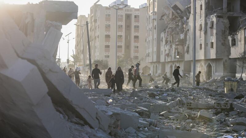 Israels Armee weitet Bodenkampf in Gaza aus Die israelische Armee kämpft in dicht besiedelten Gebieten wie der südlichen Stadt Chan Junis weiter.