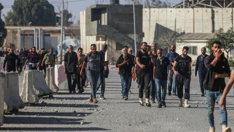 Deutsche in Gaza bangen um Leben: „Holt uns aus der Hölle“ Die israelische Armee lässt 3.200 palästinensische Arbeiter über einen Grenzübergang im südlichen Gazastreifen frei.