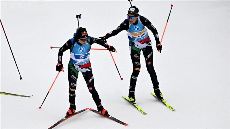Die italienische Biathlon-Mannschaft glaubt an die Unschuld von Rebecca Passler (r). (Archivbild)