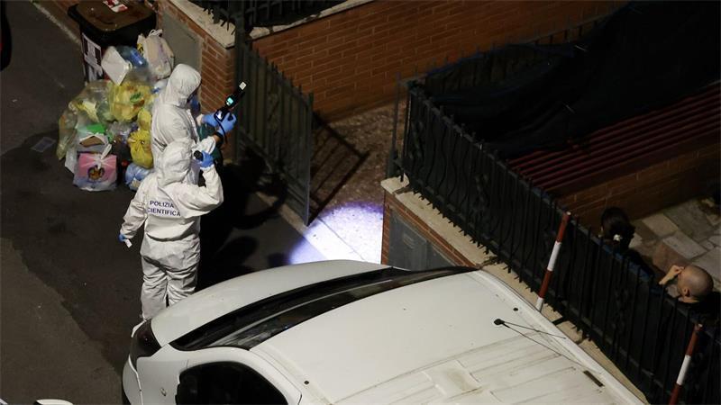 Die italienische Polizei leitete eine Großfahndung nach einem Mann, der verdächtigt wird, ein ihm bekanntes Ehepaar und deren kleine Tochter in Rom umgebracht zu haben.