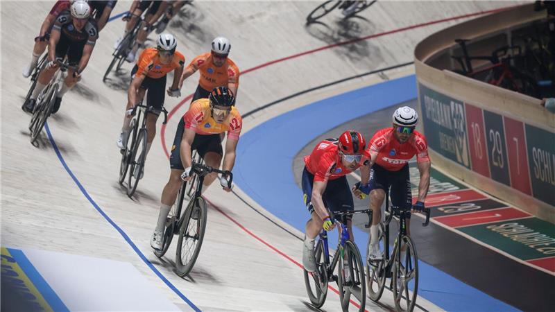 Die italienischen Sieger Simone Consonni (2.v.r) und Michele Scartezzini bei den Bremer Sixdays. (Archivbild)
