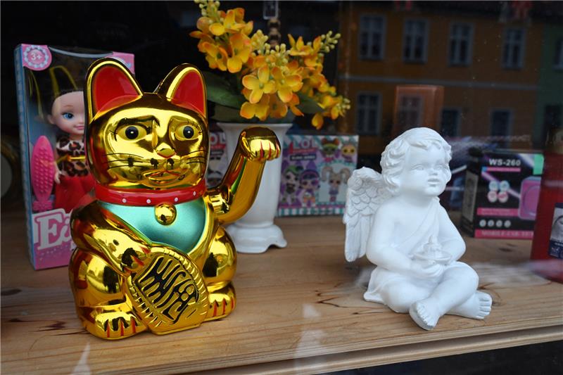 Rapperin, Heldin, Göttin - Berühmte Katzenstars aus der (Pop-)Kultur Die japanische Katze Maneki-Neko ist eine traditionelle Göttin, die neben Glück genauso Reichtum herbeirufen soll. Foto: Stefan Sauer/dpa