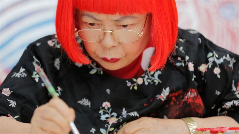Die japanische Künstlerin Yayoi Kusama ist im Alter von 97 Jahren in Tokio gestorben. (Archivbild)