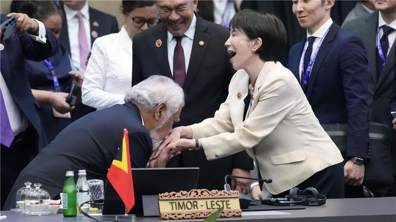 Die japanische Premierministerin Sanae Takaichi unterhält sich mit dem Premierminister von Osttimor, Xanana Gusmao, während eines Gipfeltreffens zwischen Japan und dem Verband Südostasiatischer Nationen in Kuala Lumpur.