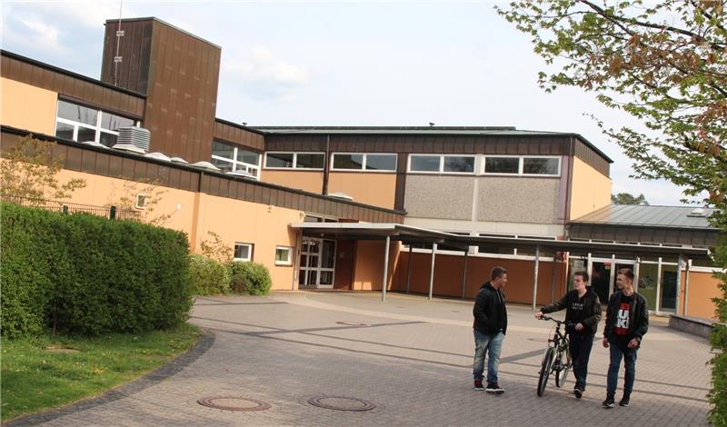Die jetzige Hauptschule verschmilzt 2018 mit der Realschule zu einer Oberschule und zieht ebenfalls auf die andere Straßenseite um.