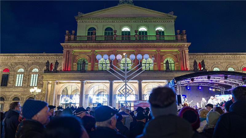 Die jüdische Gemeinschaft feiert den Beginn des achttägigen Lichterfests.