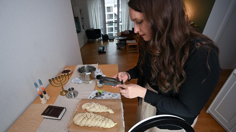 Die jüdische Tiktokerin Rica Allam nimmt ein Video über die Herrstellung von Challah zum Shabbat auf.