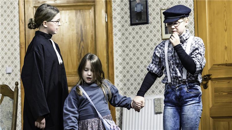 Die jüngeren Schauspielerinnen sind erst fünf und die älteren bereits 12 Jahre alt.