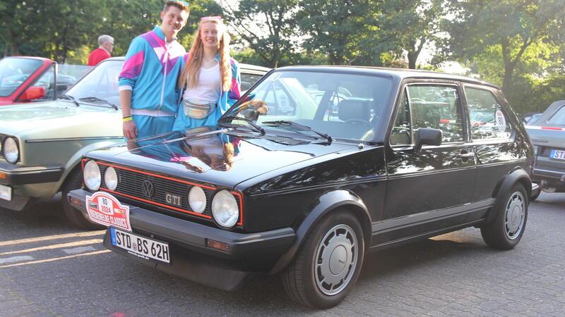 Die jüngste Teilnehmerin Paula König (17) und ihr Freund Lukas Pölk (18) nehmen im Golf I GTI (Baujahr 1983) seines Vaters an den Niederelbe Classics teil.