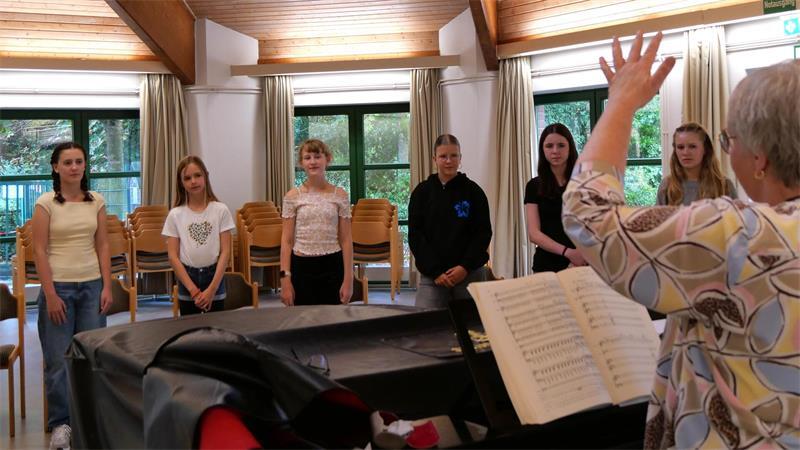 Die jugendlichen Sängerinnen proben für ihren großen Auftritt in der Petri-Kirche.