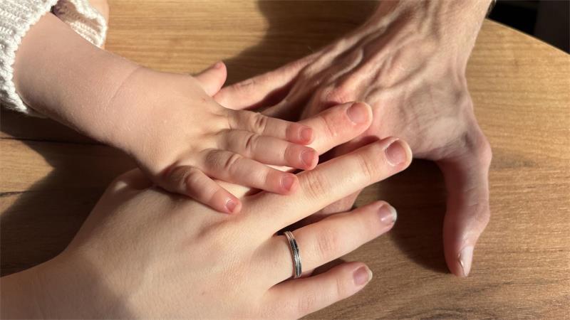 Die junge Familie aus Waddens hält zusammen - egal wie viele Schicksalsschläge kommen.