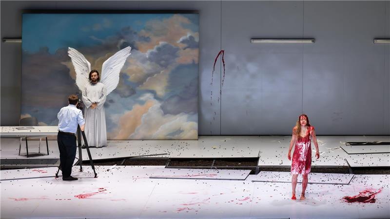 Guter Einstand für Intendanten an Hamburgischer Staatsoper Die junge Sopranistin Vera-Lotte Boecker überzeugte als Halb-Engel Peri.