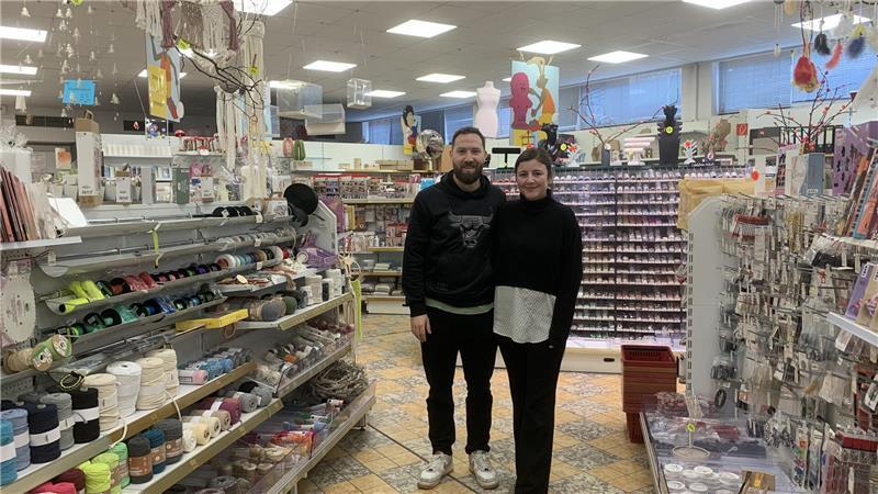 Die jungen Eltern Jasmin und Nico Matern haben mehr als 35.000 Artikel im Geschäft, die nun in den Ausverkauf gehen.