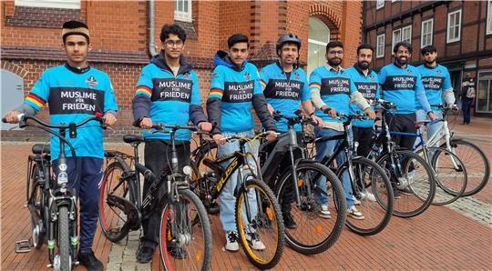 Die jungen Fahrradfahrer der Stader Ahmadiyya-Gemeinde fallen auf.