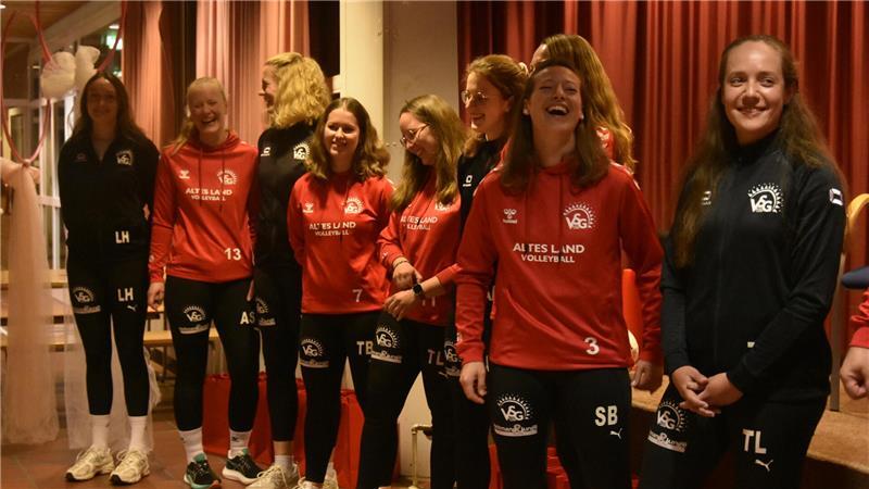 Die jungen Frauen der 1. Damen VSG Altes Land haben Spaß, auch wenn sie verlieren.