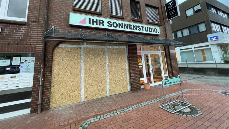 Die kaputte Fensterfront des Sonnenstudios in Neu Wulmstorf ist verbarrikadiert. Den Schaden schätzt die Polizei auf 60.000 Euro.