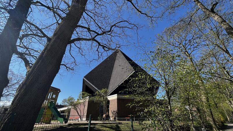Buxtehuder Katholiken feiern ihre Kirche: 50 Jahre Mariä Himmelfahrt Blick auf die katholische Kirche St. Mariä Himmelfahrt in Buxtehude im Sonnenschein.