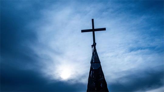 Die katholische Kirche ist zwei Jahrtausende alt. Ihr Eheverbot für Pfarrer gilt auch noch im 21. Jahrhundert. Ein Priester im Taunus zieht daher die Reißleine. (Symbolbild)
