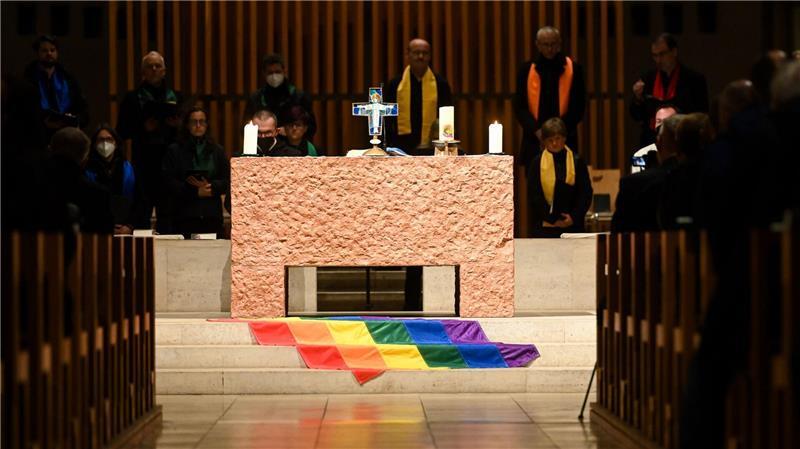 Die katholische Kirche und die Regenbogenflagge - eine komplizierte Sache.