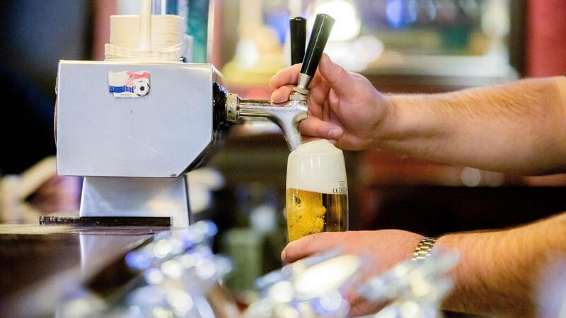 Die klassische Kneipe ist ein Ort des Gesprächs, des Bieres und der Gemütlichkeit - und wird immer seltener. Auch im Cuxland werfen immer mehr Gastwirte das Handtuch.