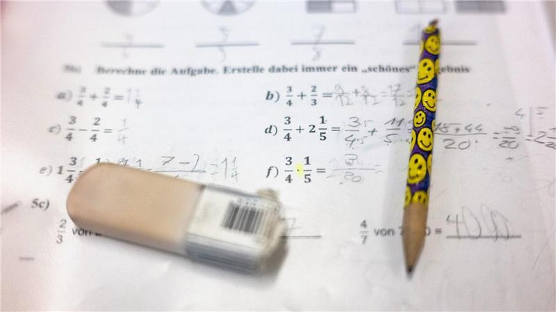 Die klassische schriftliche Division wird bald erst ab Klasse 5 zur Pflicht. (Symbolbild)
