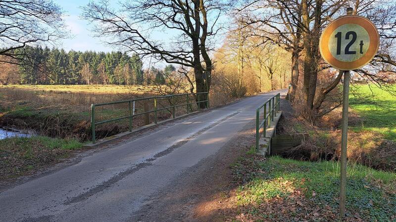 Die kleine Brücke über die Drepte ist nicht für Lkw zugelassen.