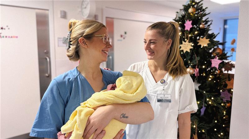 Die kleine Lina Janka kam am frühen 2. Januar am Elbe Klinikum Buxtehude zur Welt. Begleitet wurde die Geburt von Hebamme Lisa Wessel (links im Bild) und Ärztin Dr. Luise Gerlach (rechts im Bild).