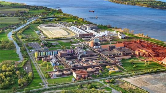 Die kleine, weiße Ruine der einst geplanten Müllverbrennungsanlage direkt an der Elbe ist auf dem AOS-Gelände gut zu erkennen. Links davon soll ein Holzkraftwerk entstehen.