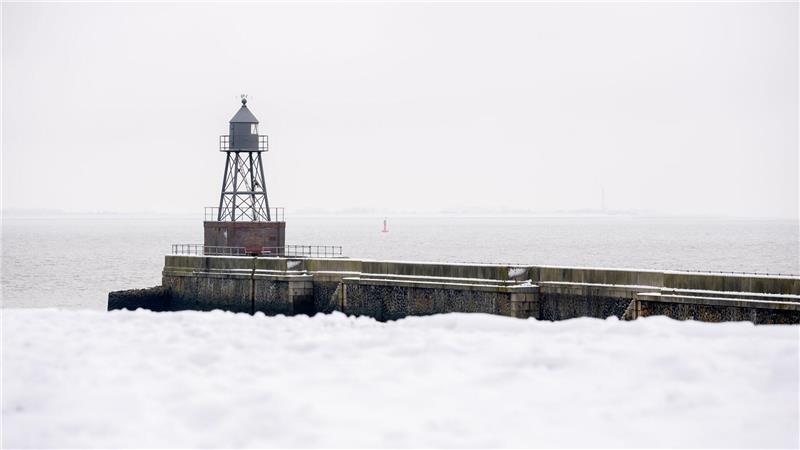 Die kleinen Eismengen auf Jade und Weser sind für die Schifffahrt bisher kein Problem. (Archivbild)