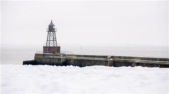 Die kleinen Eismengen auf Jade und Weser sind für die Schifffahrt bisher kein Problem. (Archivbild)