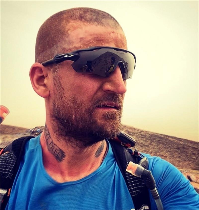 Die körperlichen Anstrengungen des „Marathon des Sables“ im marokkanischen Teil der Sahara sind für den traumatisierten früheren Fallschirmjäger Robert Müller ein weiterer Therapie-Versuch. Fotos: privat