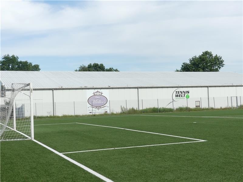 Die kommerziell und privat geführte „Tenniswelt Kehdingen“ steht zum Verkauf. Ob künftig dann hier weiter Tennis gespielt wird oder womöglich auch in der Halle der Fußball dominiert, hängt von der Gemeinde Drochtersen ab. Sie bestimmt über 