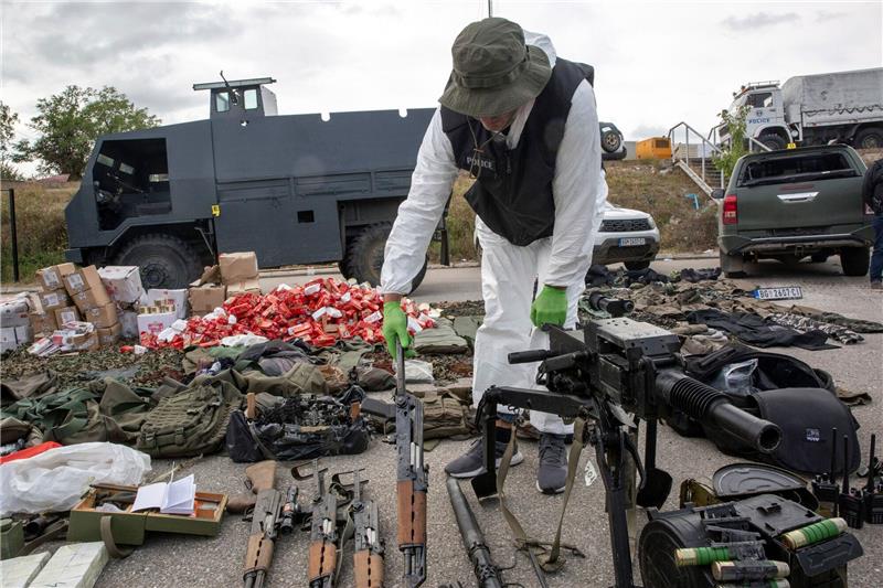 Kosovo: Serbische Armee kommt aus drei Richtungen Die kosovarische Polizei zeigt nach den Kämpfen mit dem Kommandotrupp beschlagnahmte Waffen und militärische Ausrüstung.