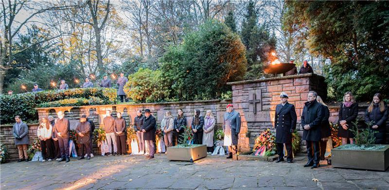 Landrat lädt ein zur traditionellen Gedenkfeier zum Volkstrauertag Die kreisweite zentrale Gedenkfeier zum Volkstrauertag findet traditionell auf dem Garnisonsfriedhof in Stade statt.