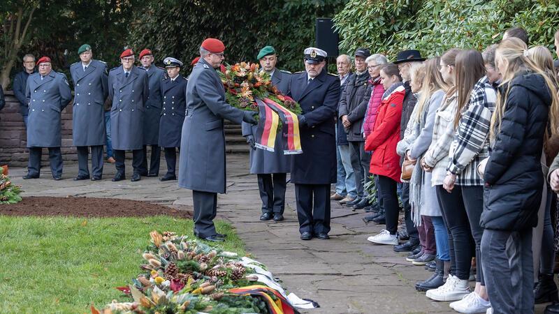 Volkstrauertag: Landrat Seefried lädt zur Gedenkfeier in Stade ein Die kreisweite zentrale Gedenkfeier zum Volkstrauertag findet traditionell auf dem Garnisonsfriedhof in Stade statt.