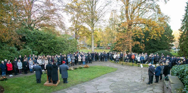 Volkstrauertag: Landrat Seefried lädt zur Gedenkfeier in Stade ein Die kreisweite zentrale Gedenkfeier zum Volkstrauertag findet traditionell auf dem Garnisonsfriedhof in Stade statt.